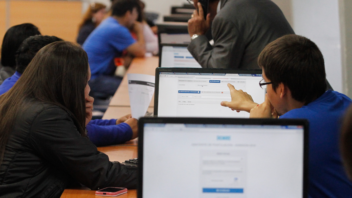 Casi la mitad de los egresados con CAE se encuentra en morosidad