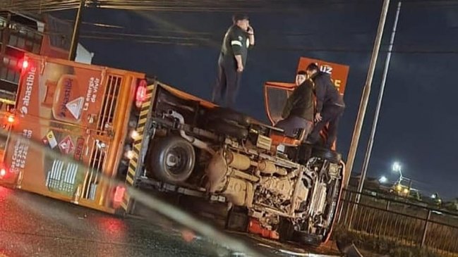 Camión repartidor de gas volcó tras accidente de tránsito en Puerto Montt
