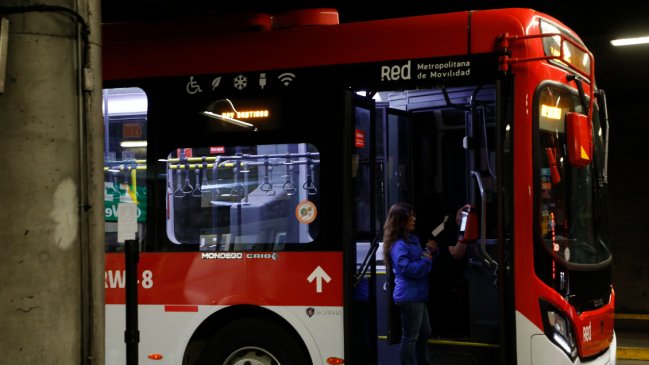Maipú: Carabinero de civil fue asaltado y apuñalado al interior de una micro