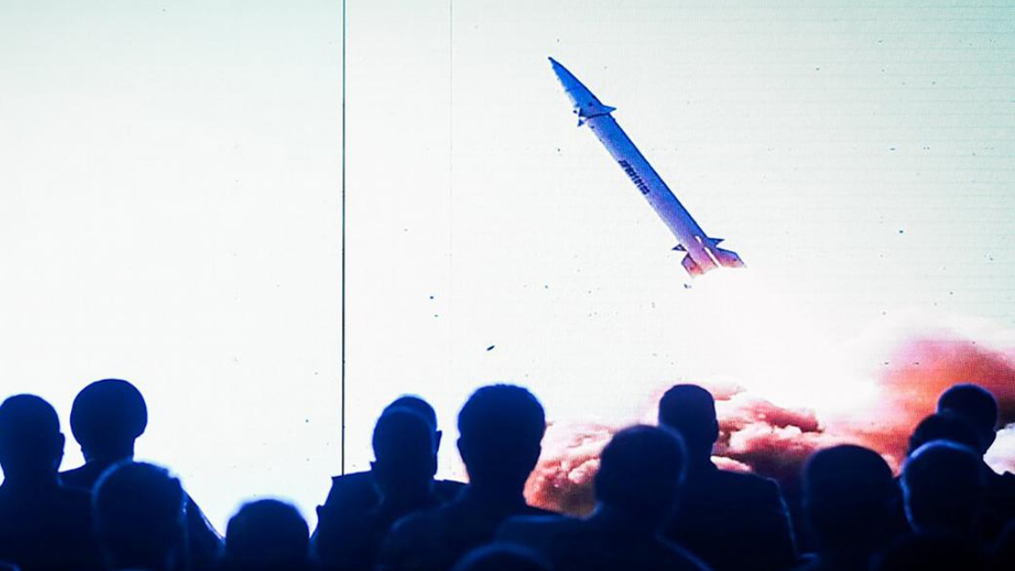 Irán presentó su primer misil hipersónico, capaz de burlar 