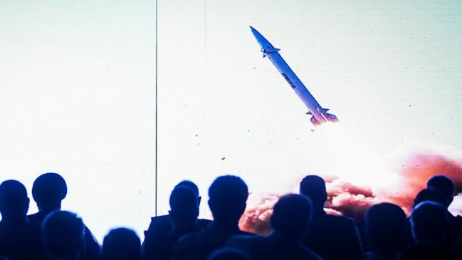 Irán presentó su primer misil hipersónico, capaz de burlar 