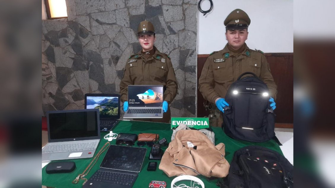 De notebooks a lentes: Santiaguinos fueron sorprendidos robando desde autos estacionados en Pucón