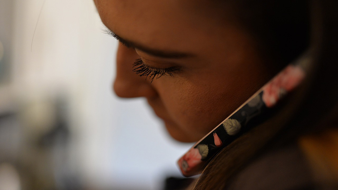 Hombre fingió su muerte y se hizo pasar por su hermano para estafar a su polola en Reino Unido