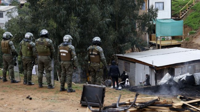 Carabineros fueron atacados con bombas molotov en desalojo de toma en Viña