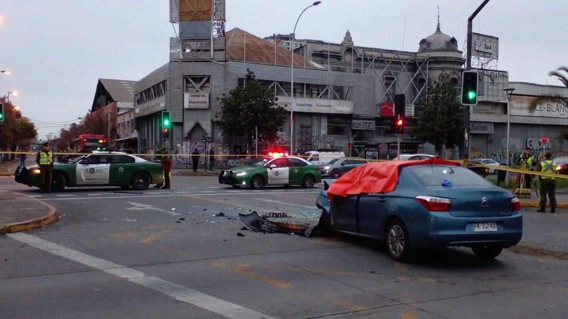 Santiago Centro: Automovilista murió al chocar con una micro en Avenida Matta