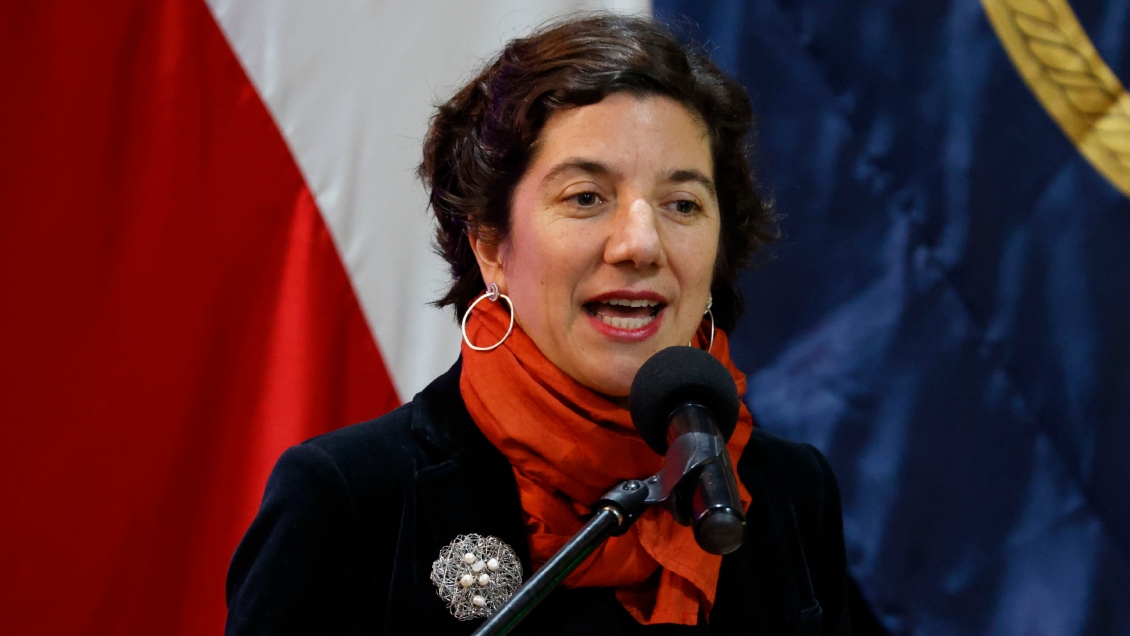 Ministra Etcheverry por IA: Podemos enfrentarnos desde posición pasiva o empoderarnos frente a su uso