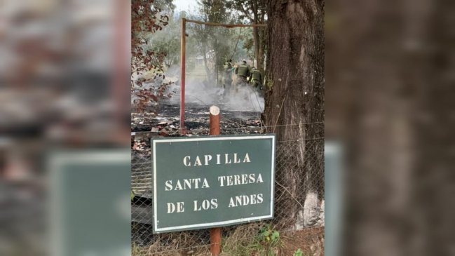 Capilla de Freire terminó completamente consumida tras ataque incendiario