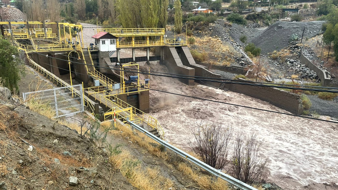 Alta turbiedad en el río Aconcagua obliga cortes de agua en Los Andes y Calle Larga