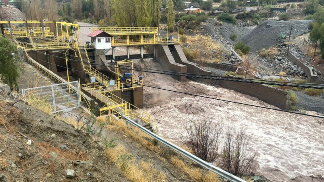 Alta turbiedad en el río Aconcagua obliga cortes de agua en Los Andes y Calle Larga