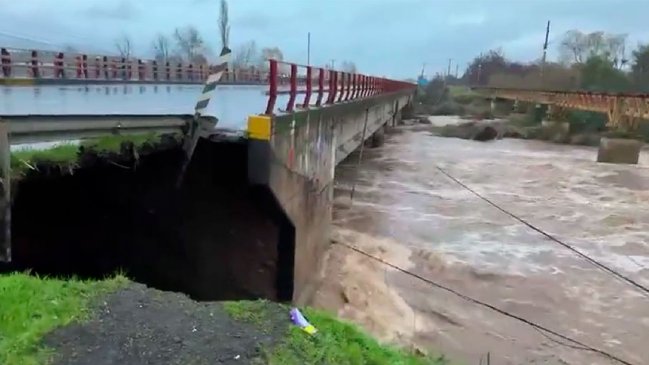 Puente ferroviario cayó en Talca y el tránsito está suspendido en la Ruta 5 Sur al norte por riesgo de socavón