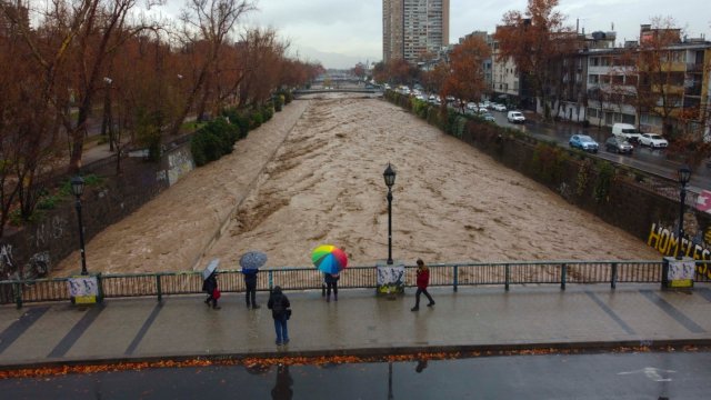 [Audio] Decenas de personas se acercaron al Río Mapocho para verlo con ...