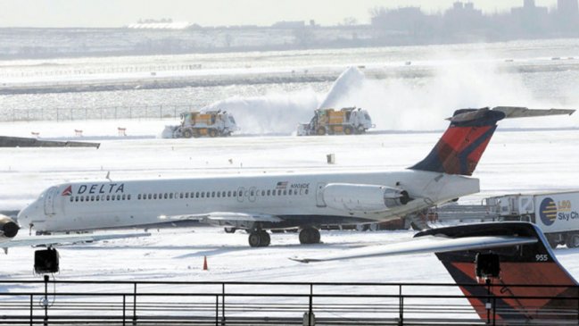 Trabajador de aeropuerto murió succionado por motor de avión en Texas