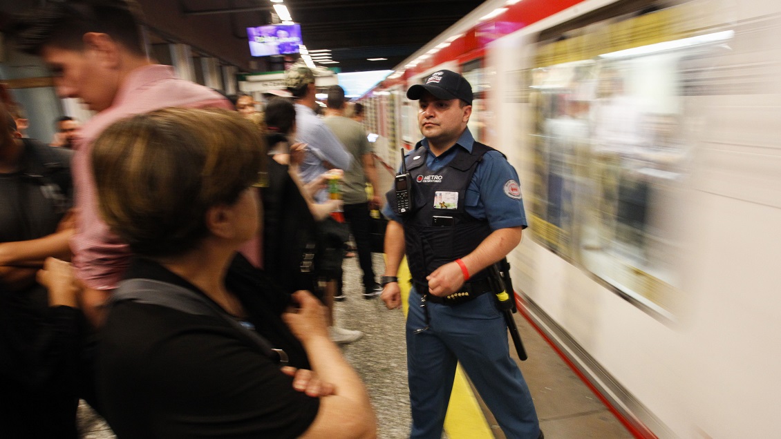 Hombre causó pánico al sacar cuchillo en el Metro: Amenazó a pasajeros