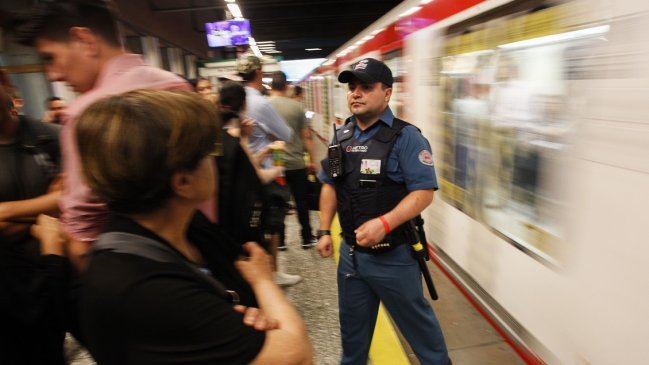 Hombre causó pánico al sacar cuchillo en el Metro: Amenazó a pasajeros