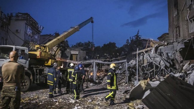 Ataque ruso alcanzó una pizzería y dejó al menos 10 muertos en Ucrania