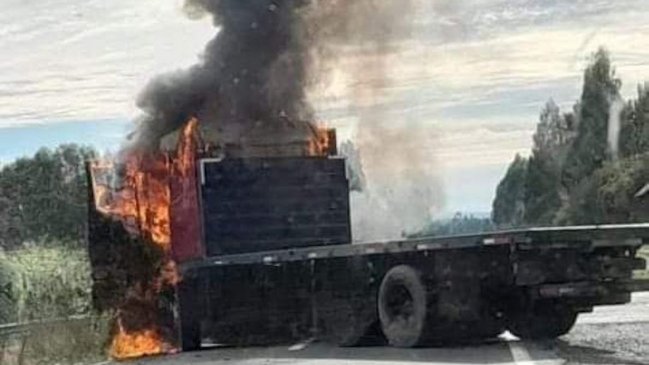 Encapuchados robaron camión y lo quemaron en Cañete