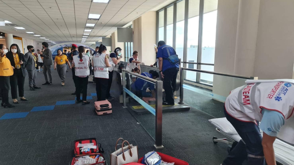 Mujer pierde una pierna tras quedar atascada en pasarela móvil del aeropuerto de Tailandia