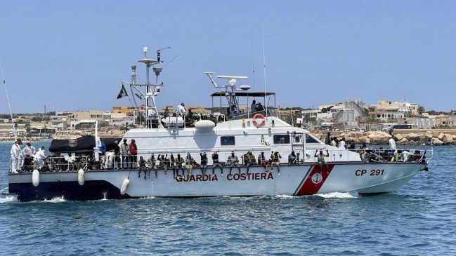   Ocho veces su capacidad: Más de 3.200 migrantes están hacinados en centro de acogida de Lampedusa 