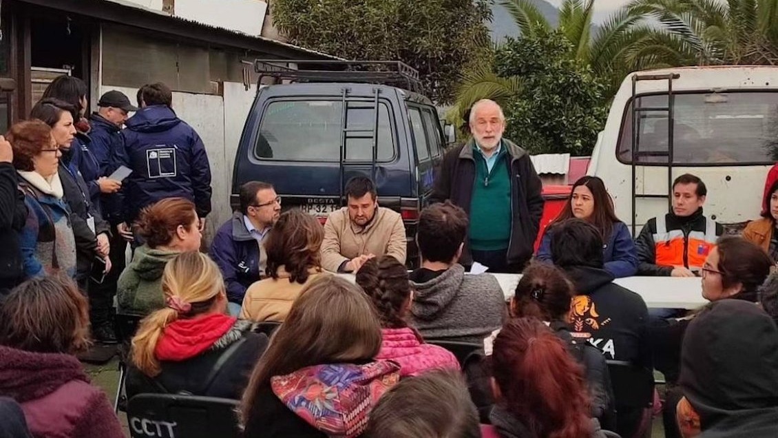 Ministro Montes se reunió con los vecinos afectados por el sistema frontal en Talagante