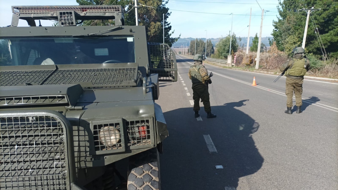 Retroexcavadora resultó destruida en ataque incendiario a bodega en Vilcún