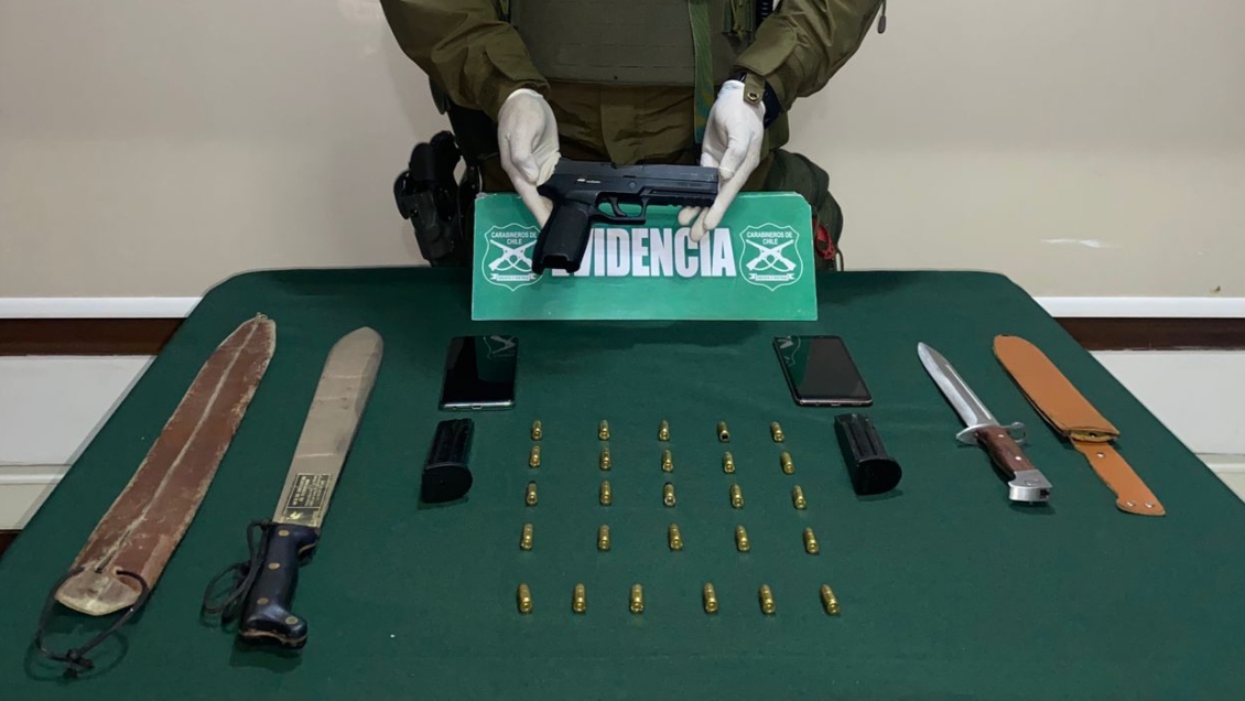 Dos sujetos detenidos por porte de arma de fuego, municiones, un sable y un cuchillo en Iquique