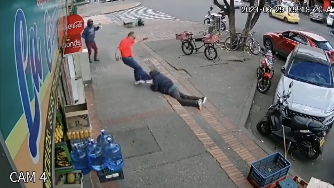 Adulto mayor se tropezó, intentó afirmarse y un sujeto lo agarró a patadas
