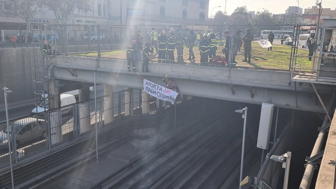 Trabajadores protestaron en el metro por deuda de imposiciones por parte de empresa de call center