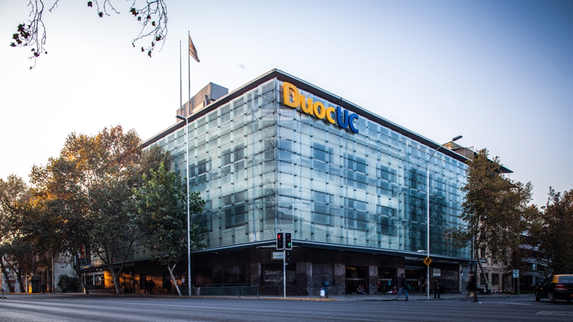 Profesor acusa que estudiantes de Duoc UC lanzaron maní a alumnas extranjeras