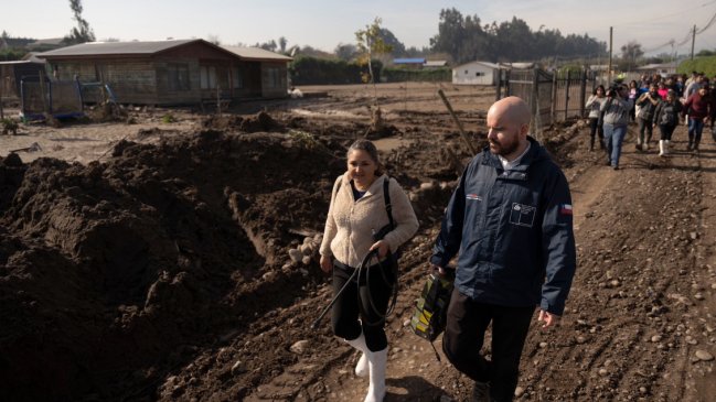 Ministro Jackson y delegada Martínez visitaron zona afectada por sistema frontal en Talagante