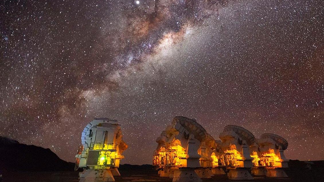 Telescopio ALMA logró una vista reveladora de una galaxia a 13.200 millones de años luz de distancia