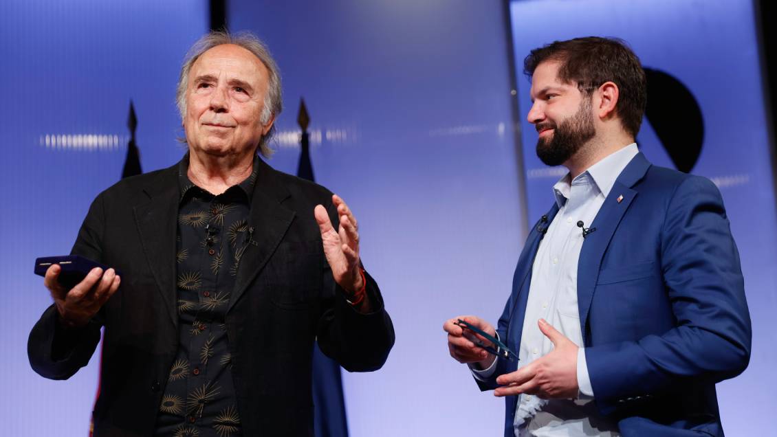 Joan Manuel Serrat recibió medalla de parte del Presidente Gabriel Boric