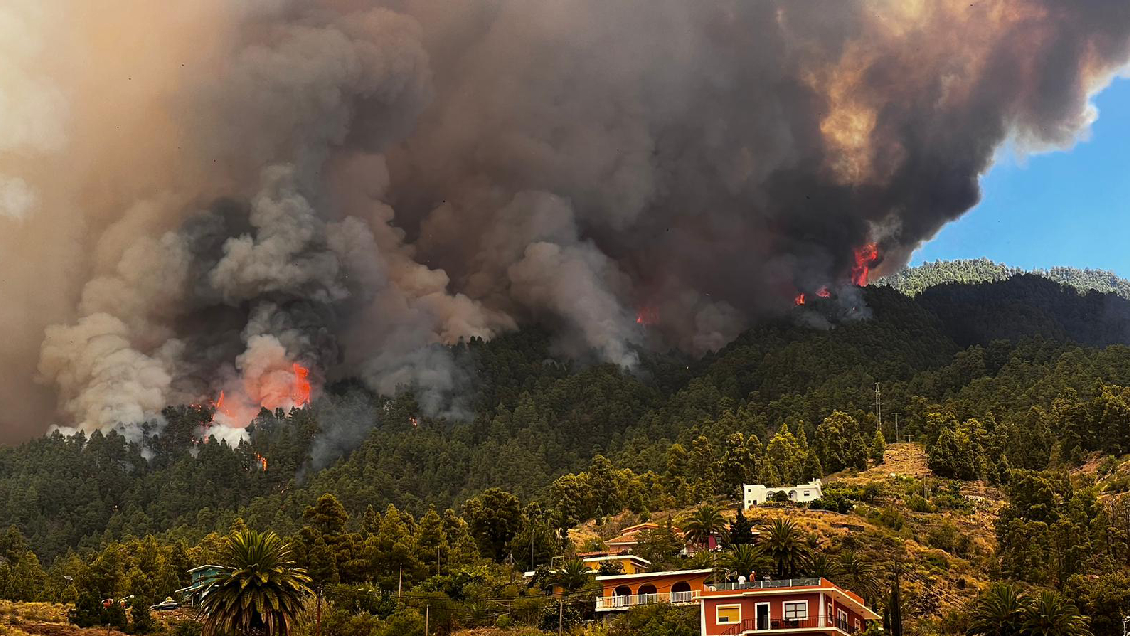 Incendio forestal sin control obliga a evacuar la isla española de La Palma