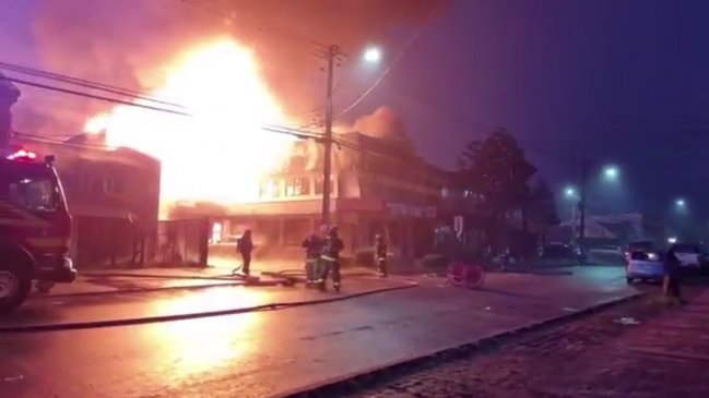 Bomberos combatió durante nueve horas incendio que destruyó local comercial en Puerto Aysén