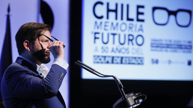 Gestos por los 50 años reavivan críticas de la derecha a la gira europea de Boric