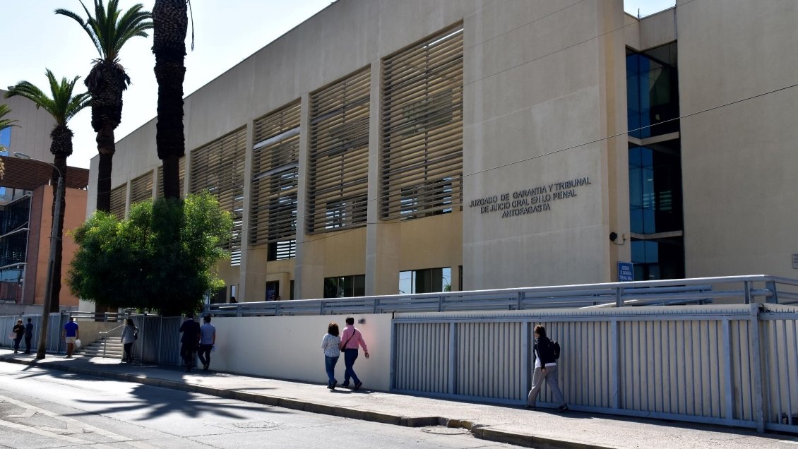 Nueve años de cárcel para sujeto que robó microbús y chocó a cuatro vehículos en Antofagasta