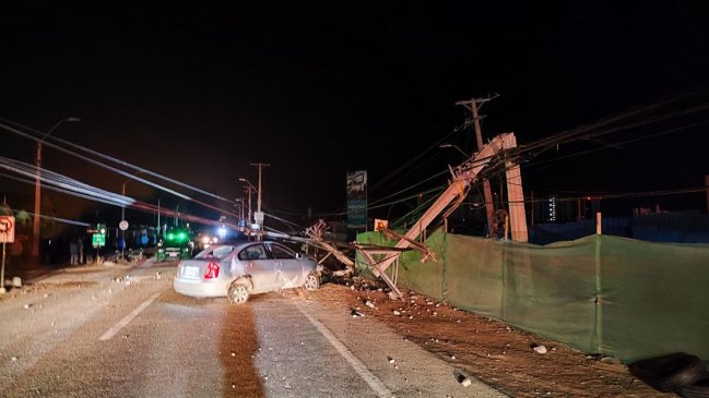 Tres detenidos dejó persecución por La Serena y Coquimbo que terminó con un poste chocado