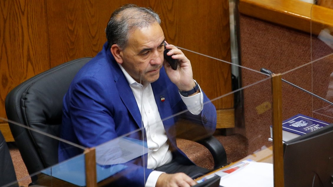 Partido Socialista sacó a senador Fidel Espinoza de su comisión política