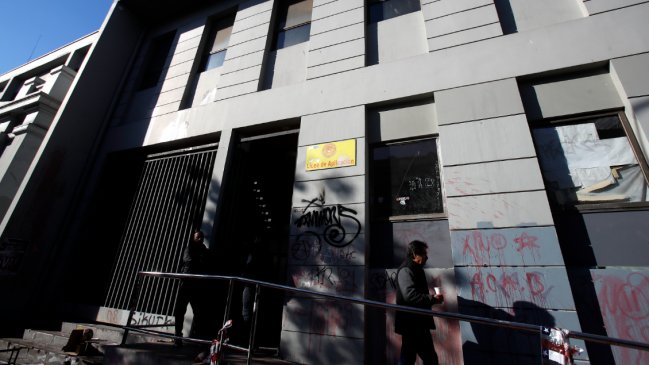 Carabineros desalojó el Liceo de Aplicación: Había rayados y daños