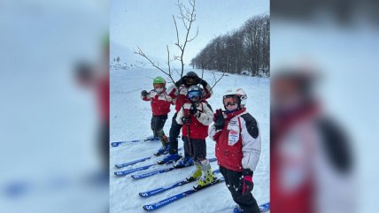   Niños de Puyehue están aprendiendo a esquiar de manera gratuita 