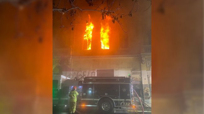 Incendio afectó a antiguo edificio en el centro de Santiago