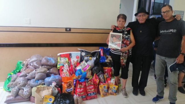 Mujer pidió que le llevaran croquetas en vez de flores a su funeral para darle a los perritos callejeros