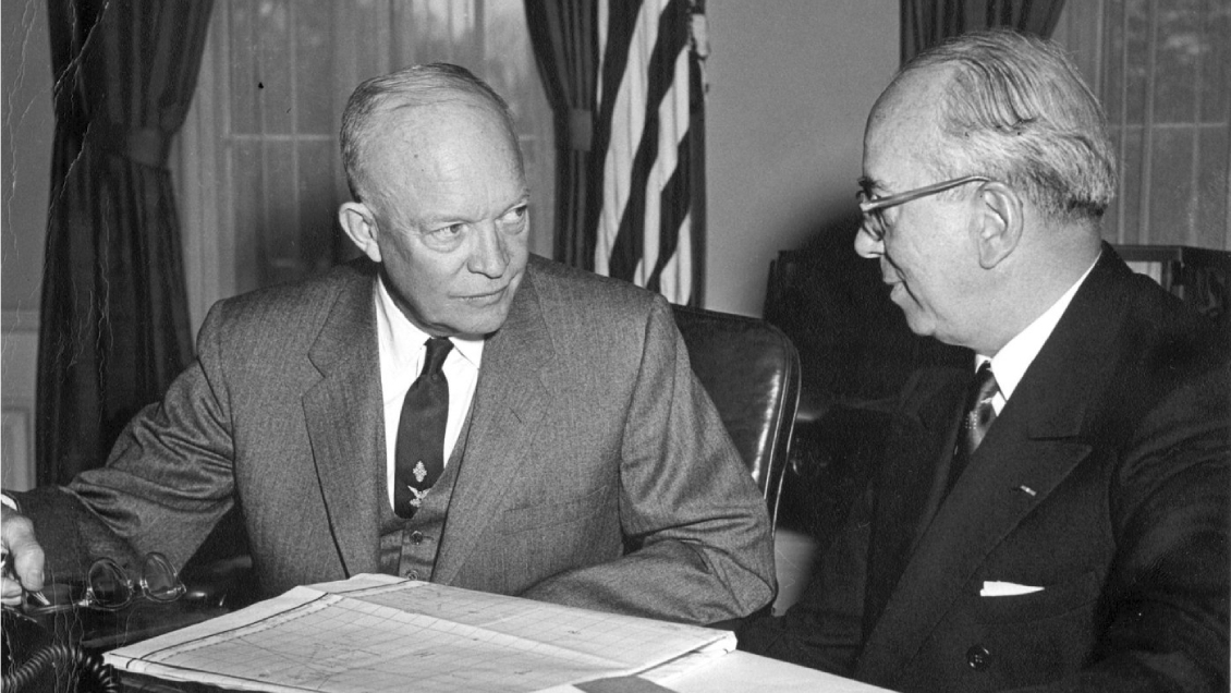 Strauss y el presidente Eisenhower discutiendo la bomba de hidrógeno