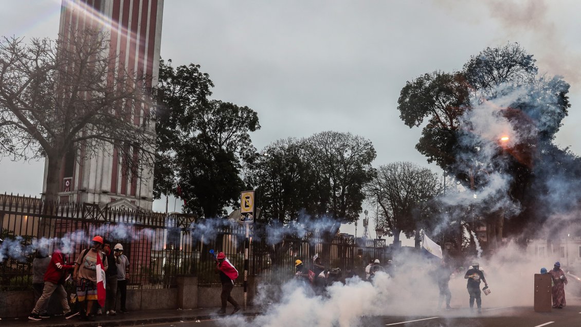 Manifestantes y la policía peruana se enfrentaron durante homenaje a los muertos en protestas