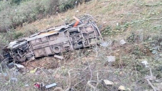 Al menos 10 muertos tras caída de bus a un abismo en Perú