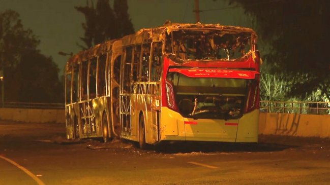 Desconocidos quemaron bus del transporte público en Estación Central