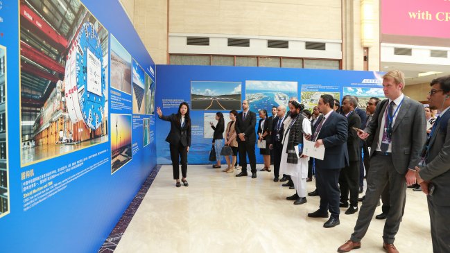 China muestra a diplomáticos extranjeros su capacidad de construcción en infraestructuras