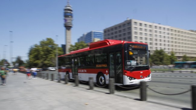 Mujer falleció tras ser atropellada por bus RED en la Alameda