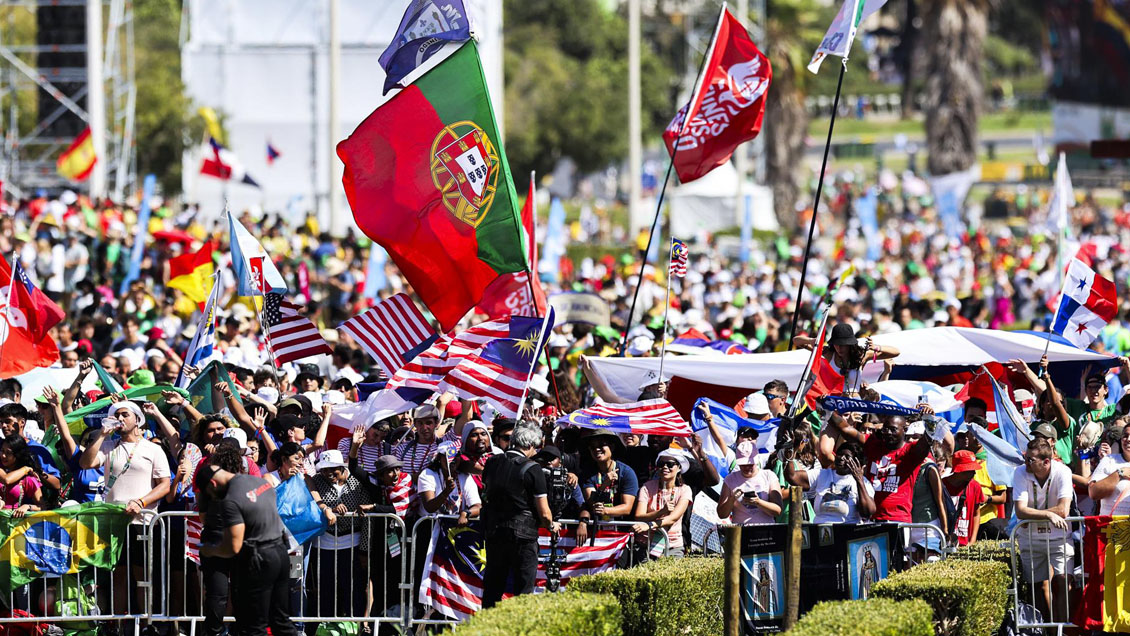 Los jóvenes ponen a prueba a Francisco diez años después del 