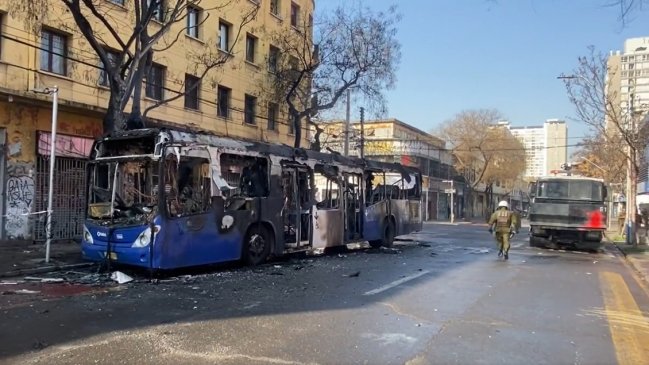 Incidentes en el Barros Borgoño: Estudiantes exhibieron arma de juguete y quemaron un bus