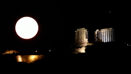   La superluna maravilló a espectadores en las afueras de un templo griego 